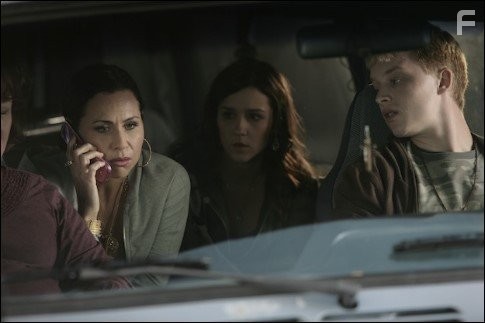 Minnie Driver, Noel Fisher, and Shannon Woodward in Богатые (2007)