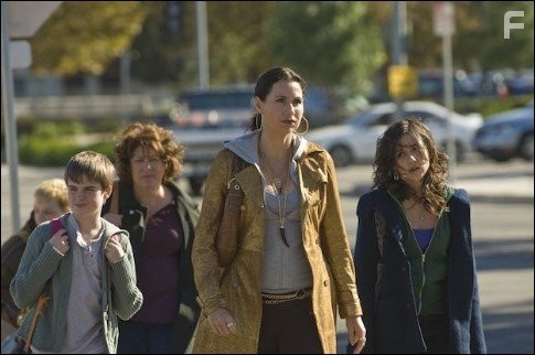 Minnie Driver, Shannon Woodward, and Aidan Mitchell in Богатые (2007)