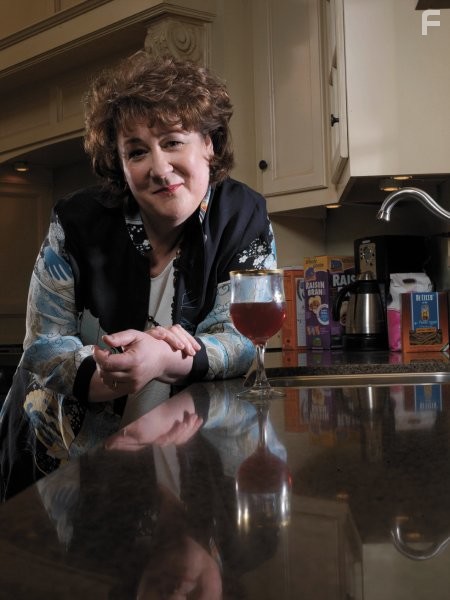 Margo Martindale in Богатые (2007)