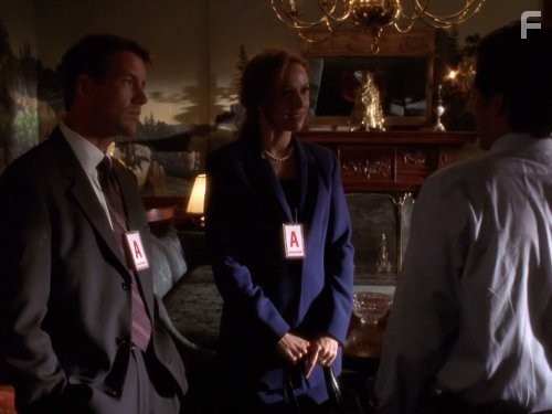 Rebecca Creskoff and James Denton in Западное крыло (1999)