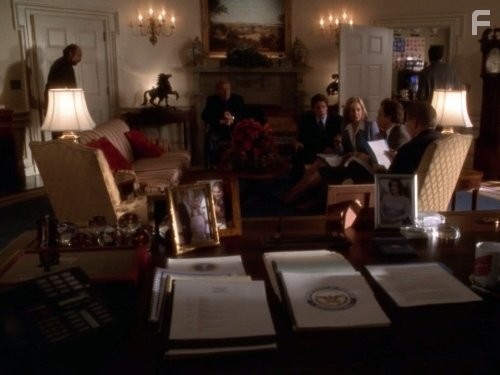 Rob Lowe, Martin Sheen, Allison Janney, John Spencer, and Bradley Whitford in Западное крыло (1999)