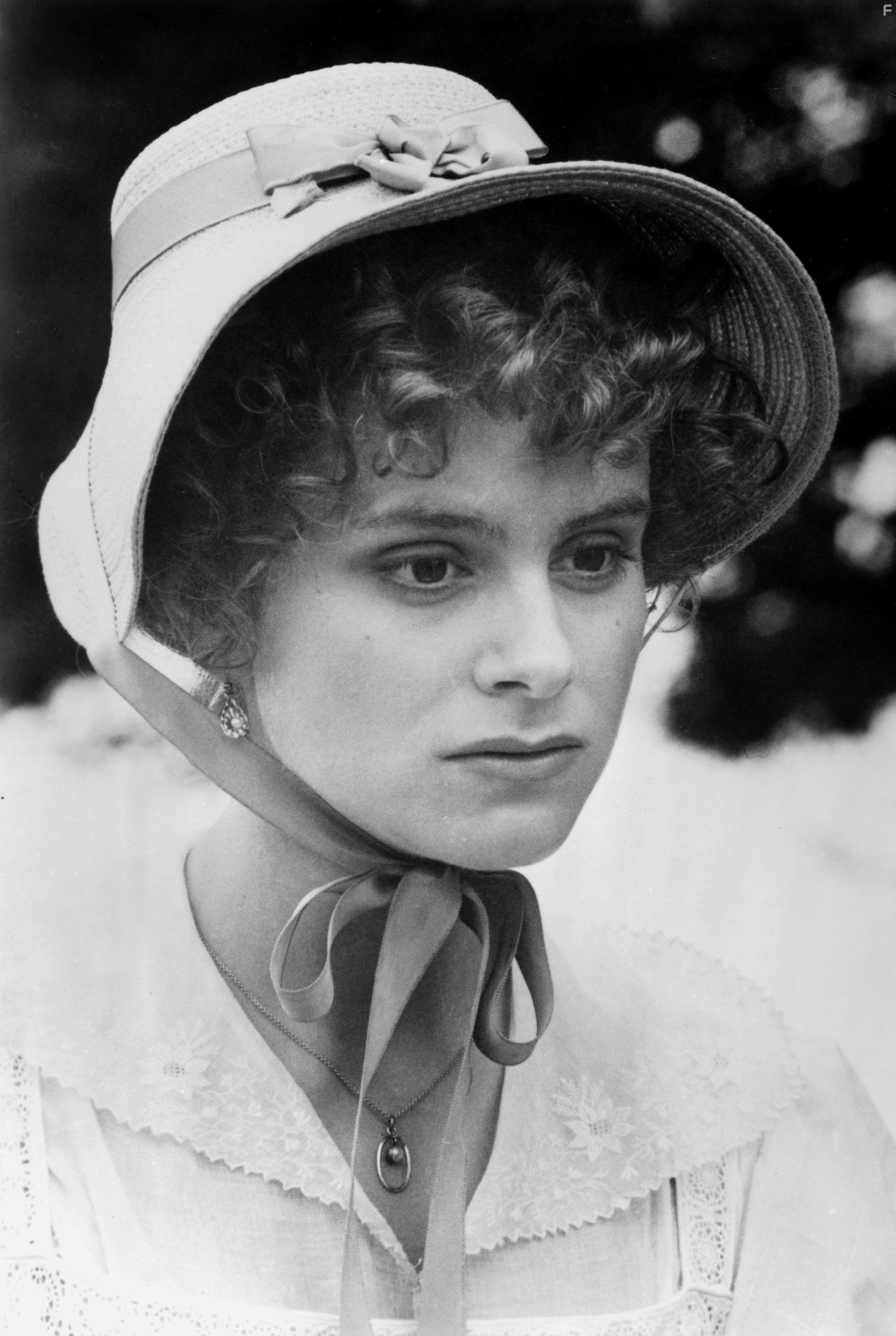 Elizabeth Garvie in Гордость и предубеждение (1980)