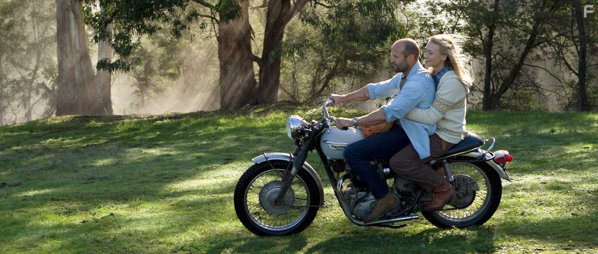 Jason Statham and Yvonne Strahovski in Профессионал (2011)