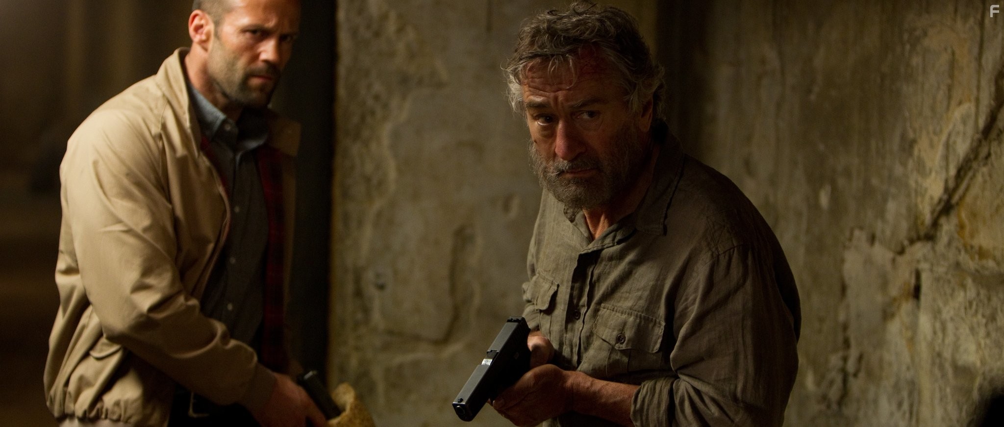 Robert De Niro and Jason Statham in Профессионал (2011)