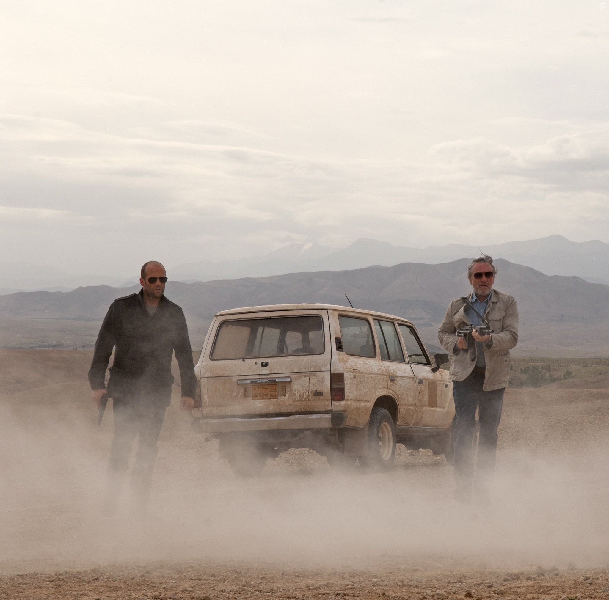 Robert De Niro and Jason Statham in Профессионал (2011)