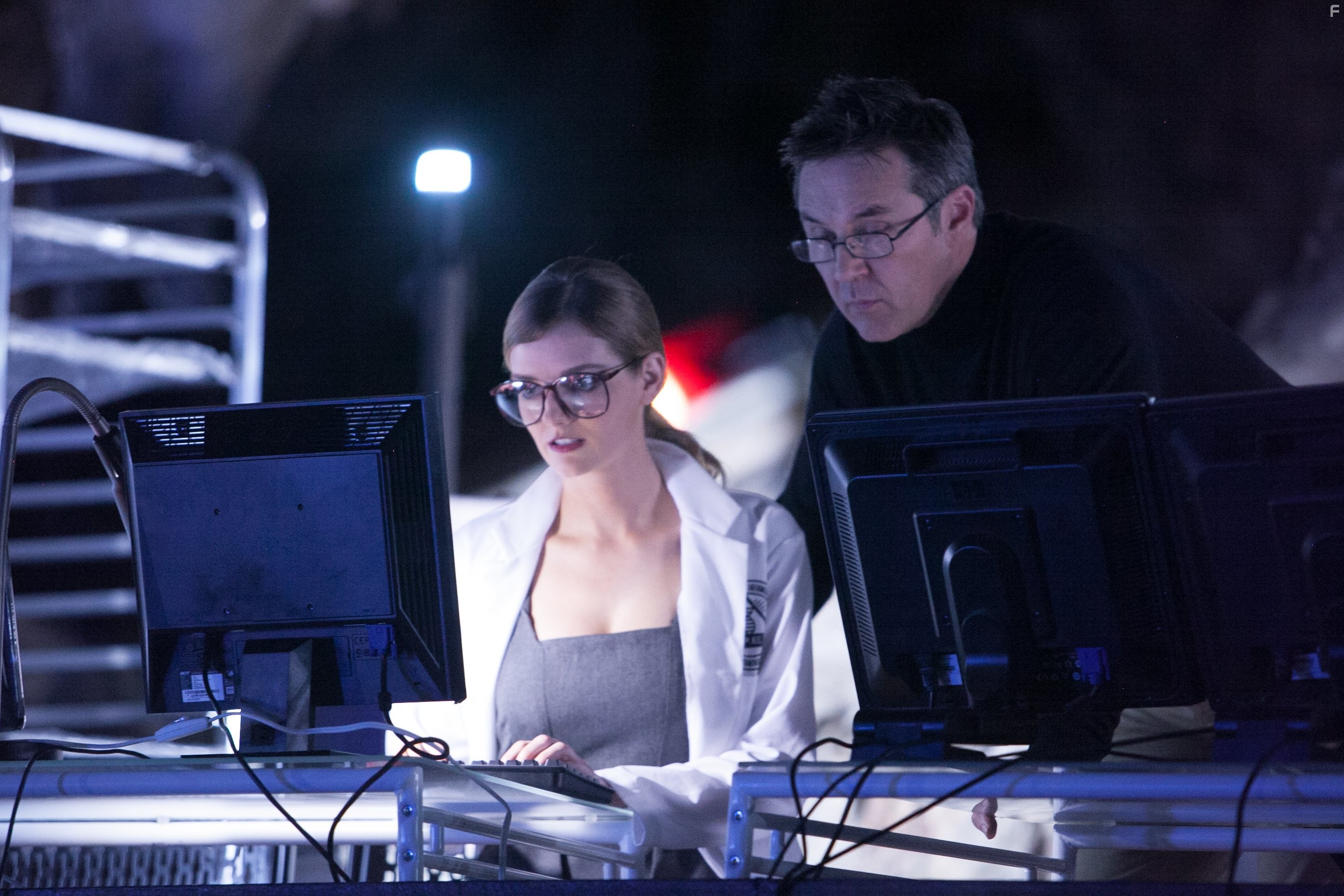 Currie Graham and Lydia Hearst in Лихорадка: Пациент Зеро (2014)