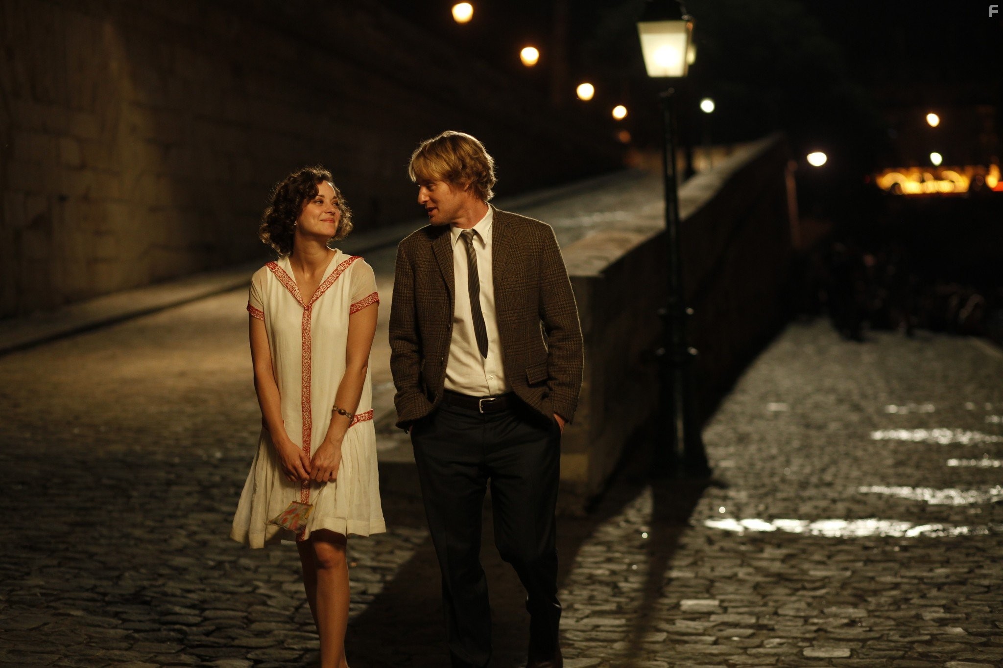 Owen Wilson and Marion Cotillard in Полночь в Париже (2011)