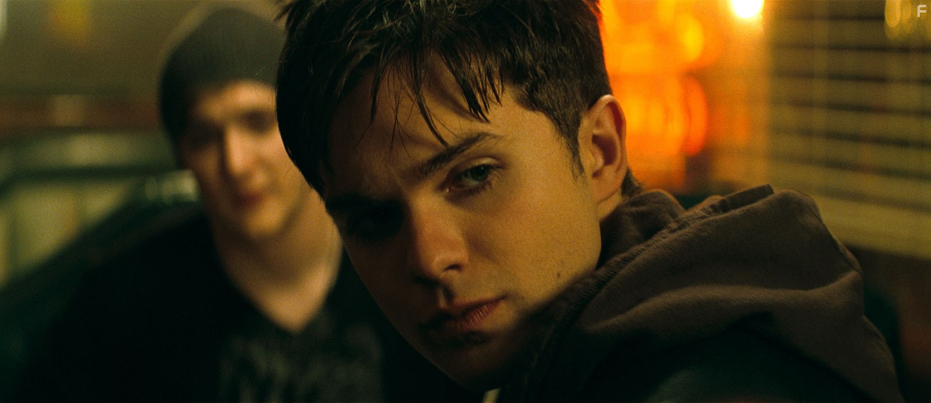 Thomas Dekker and Kyle Gallner in Кошмар на улице Вязов (2010)