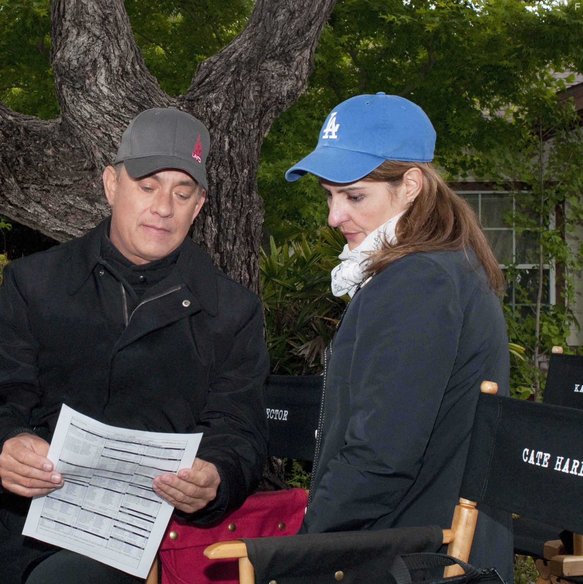 Tom Hanks and Nia Vardalos in Ларри Краун (2011)