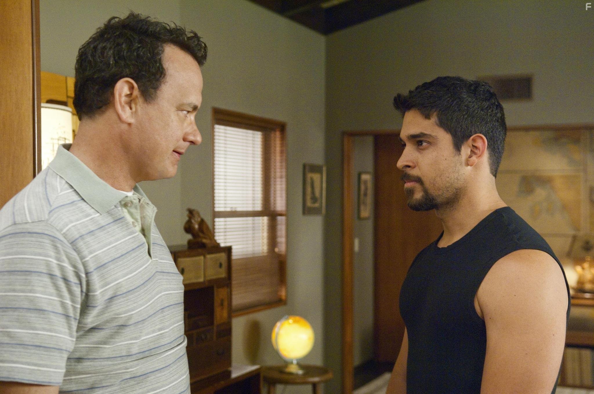 Tom Hanks and Wilmer Valderrama in Ларри Краун (2011)