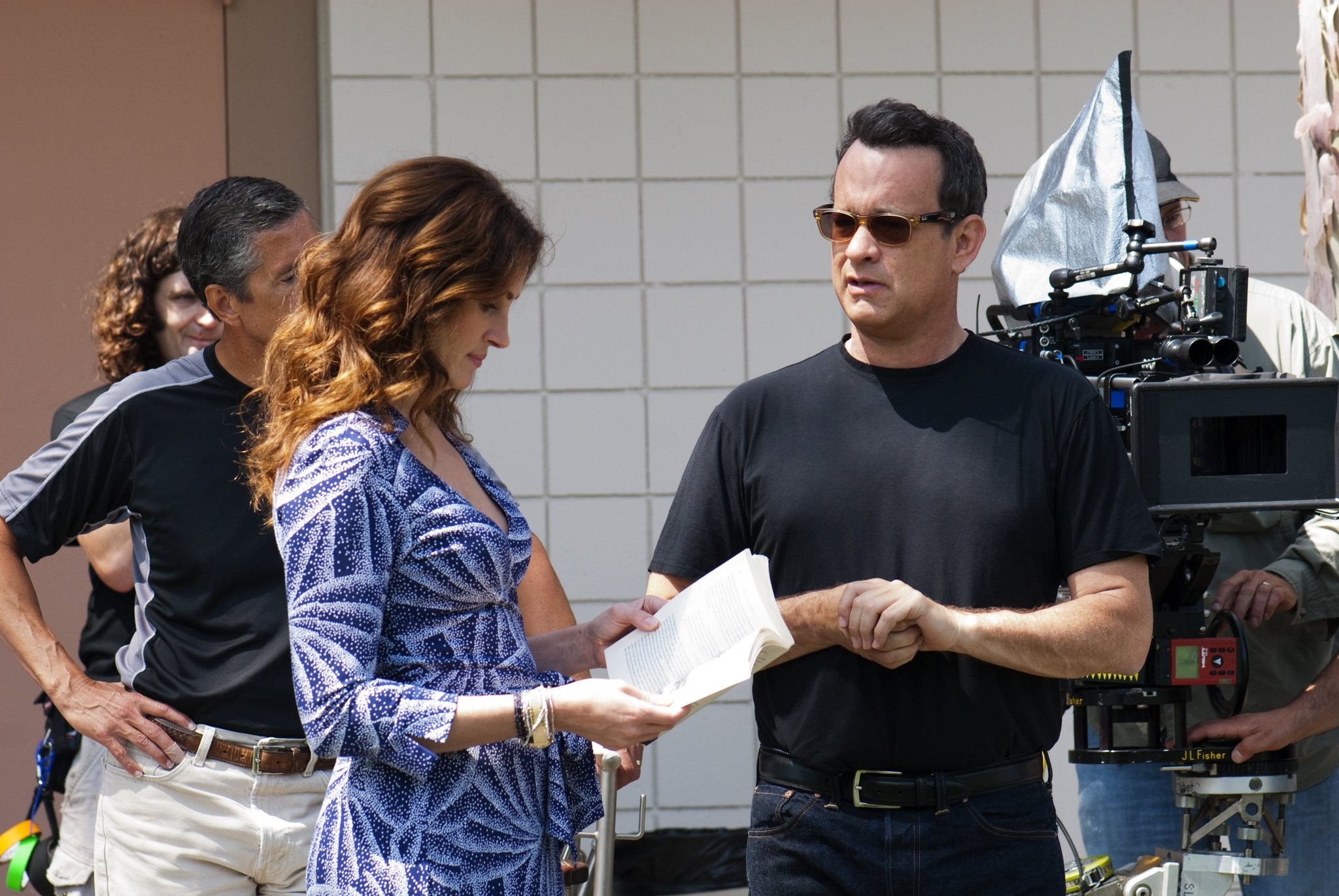 Tom Hanks and Julia Roberts in Ларри Краун (2011)