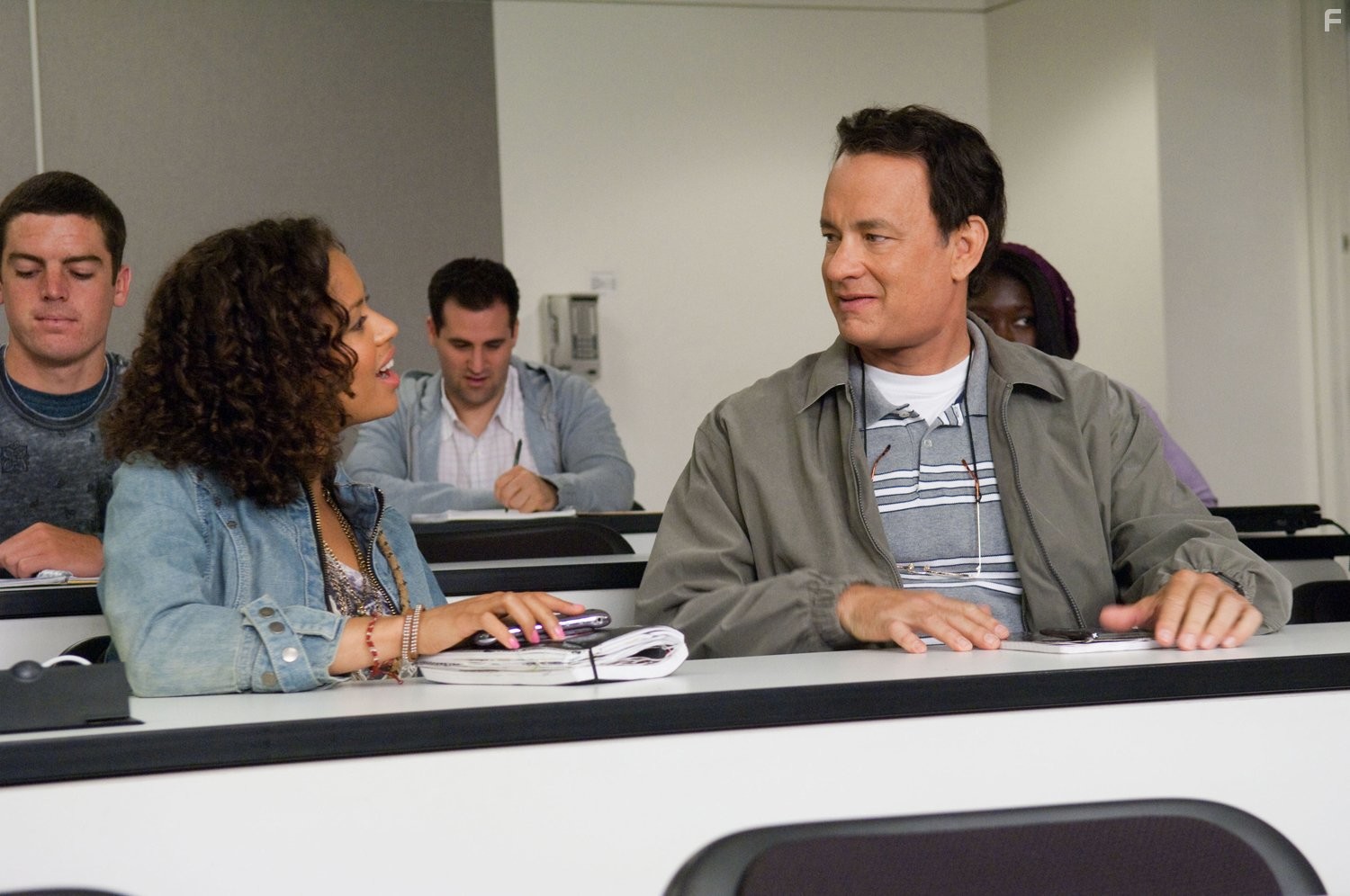 Tom Hanks and Gugu Mbatha-Raw in Ларри Краун (2011)