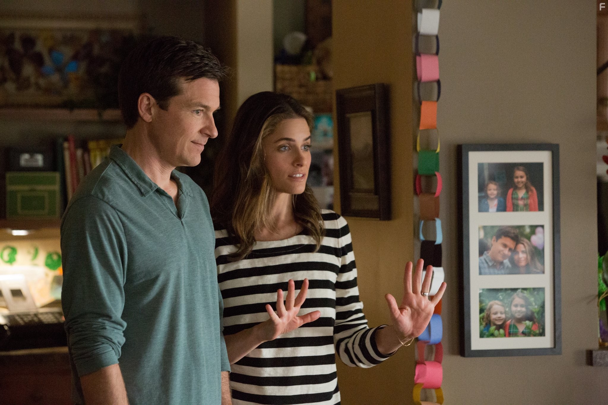 Jason Bateman and Amanda Peet in Поймай толстуху, если сможешь (2013)
