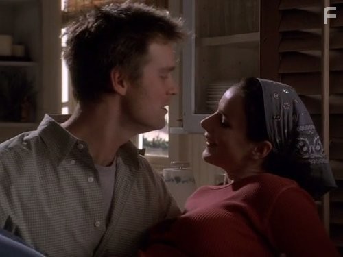 Rachel Griffiths and Peter Krause in Клиент всегда мертв (2001)