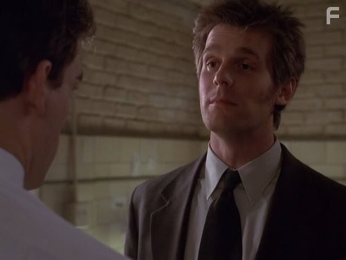Michael C. Hall and Peter Krause in Клиент всегда мертв (2001)