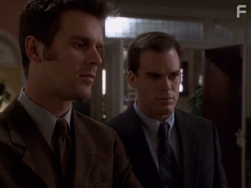 Michael C. Hall and Peter Krause in Клиент всегда мертв (2001)