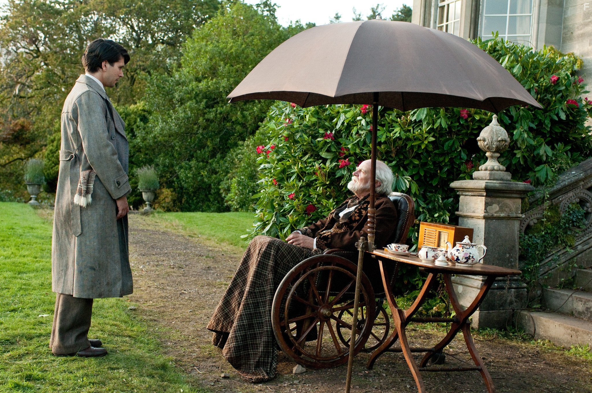 Jim Broadbent and Ben Whishaw in Облачный атлас (2012)