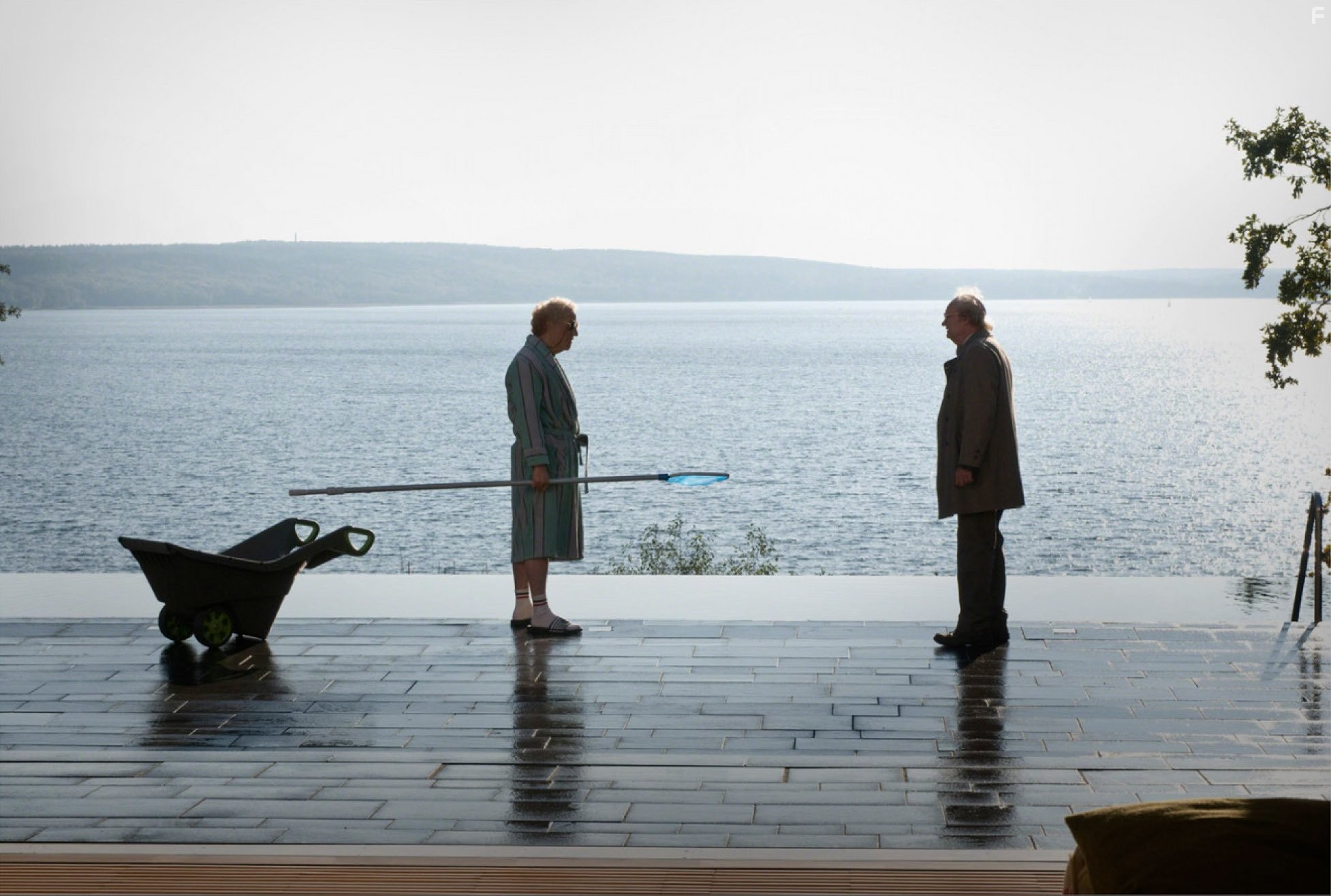 Hugh Grant and Jim Broadbent in Облачный атлас (2012)