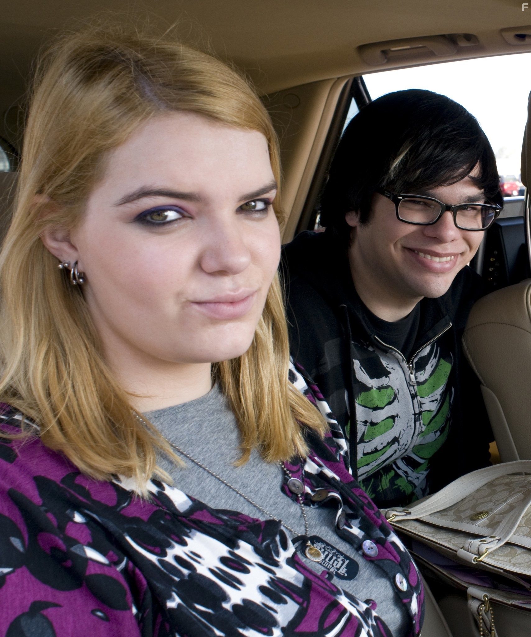 Charlie Saxton and Sianoa Smit-McPhee in Жеребец (2009)