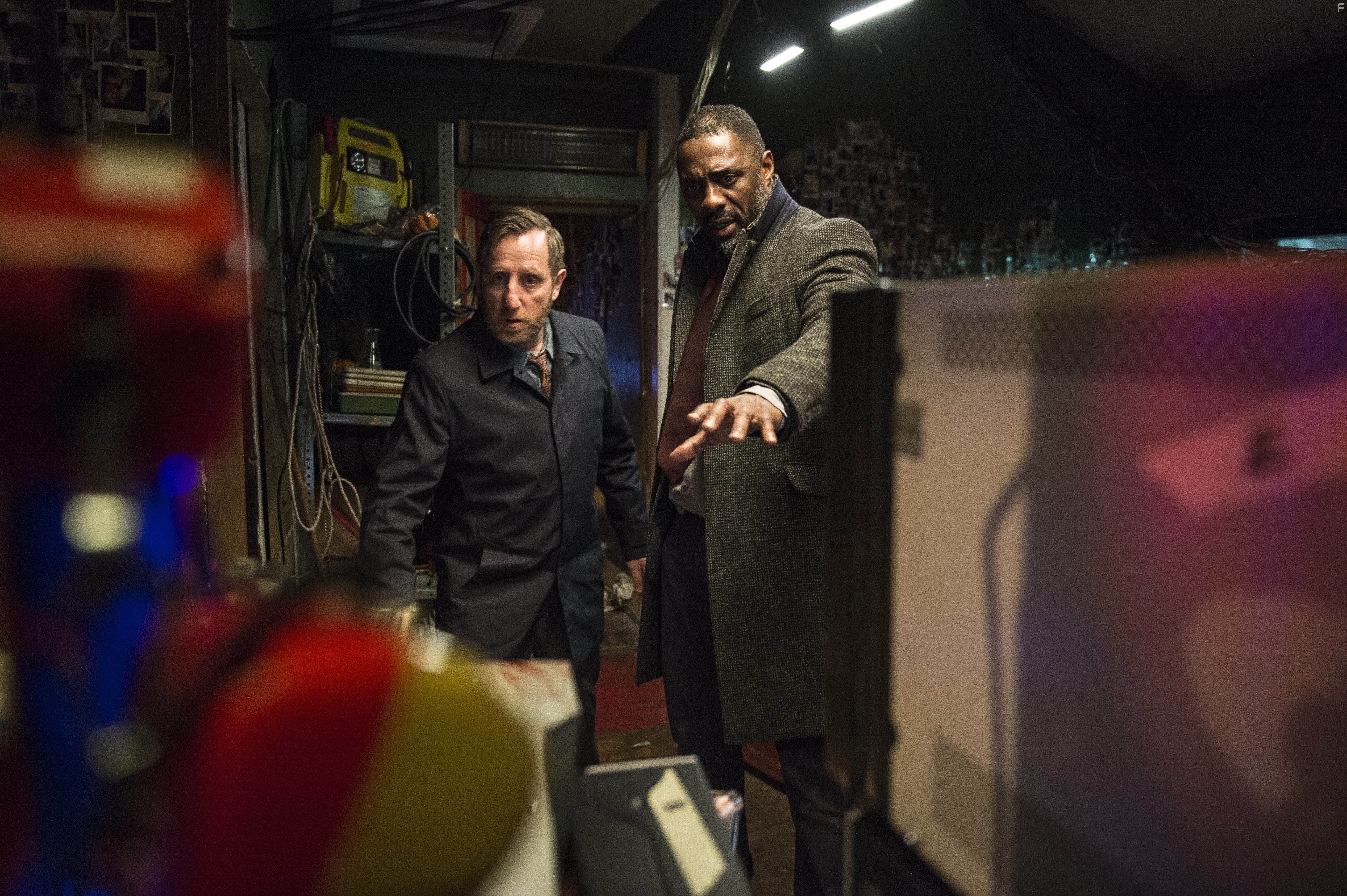 Idris Elba and Michael Smiley in Лютер (2010)