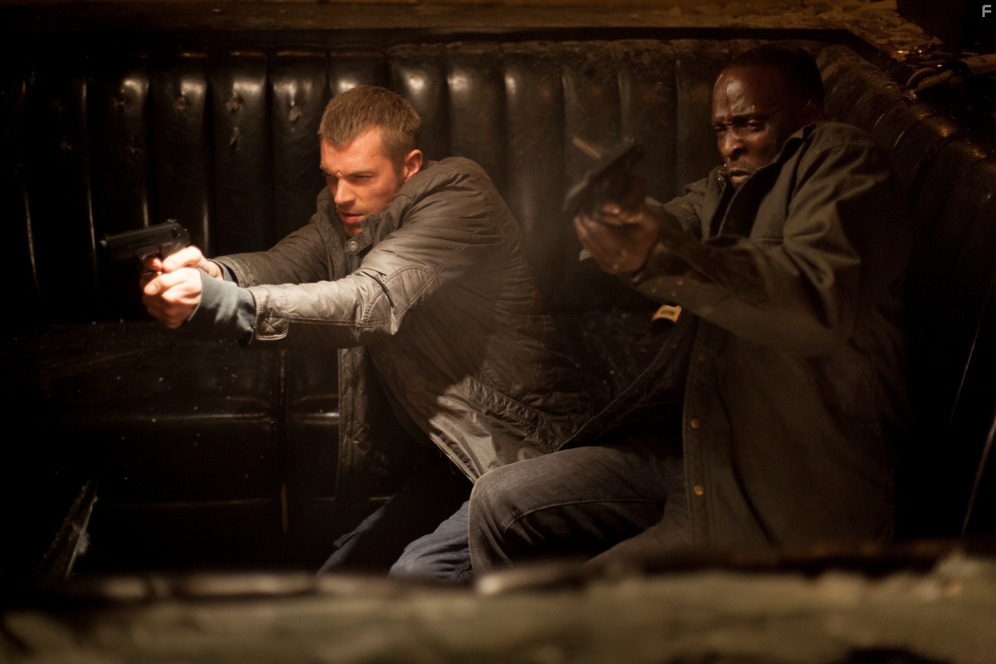 Michael Kenneth Williams and Joel Kinnaman in Робокоп (2014)