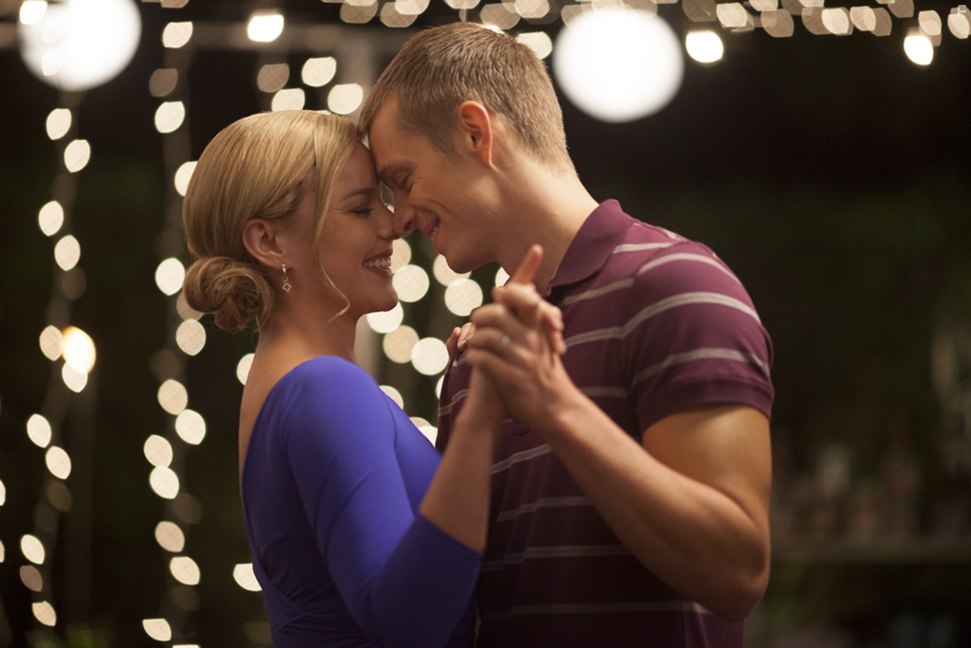 Abbie Cornish and Joel Kinnaman in Робокоп (2014)