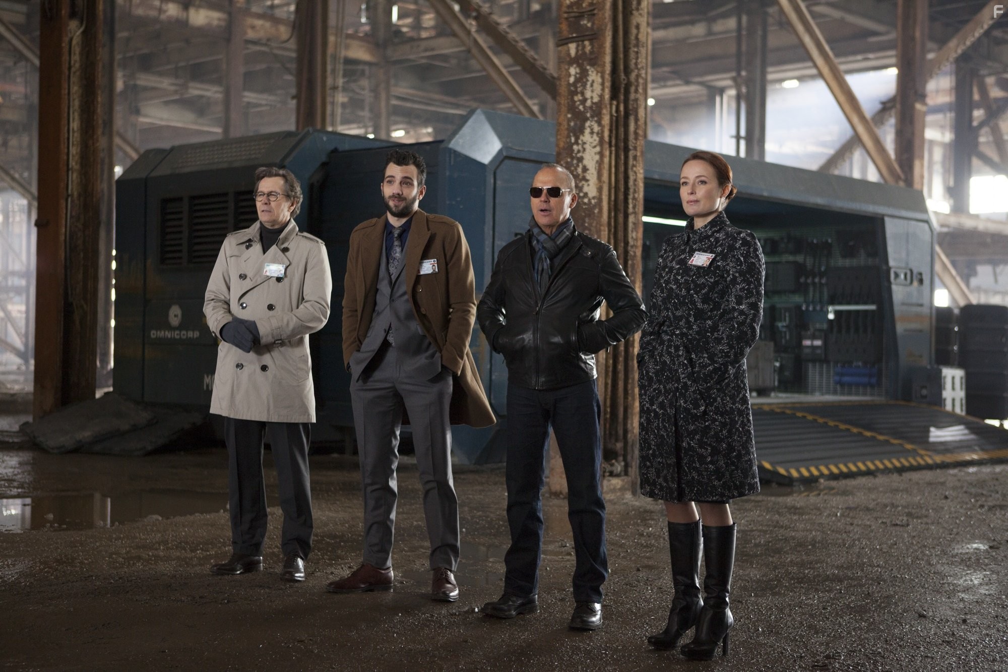 Gary Oldman, Jennifer Ehle, Michael Keaton, and Jay Baruchel in Робокоп (2014)