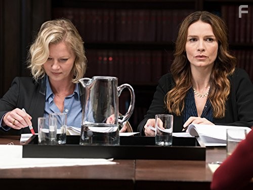 Gretchen Mol and Saffron Burrows in Моцарт в джунглях (2014)