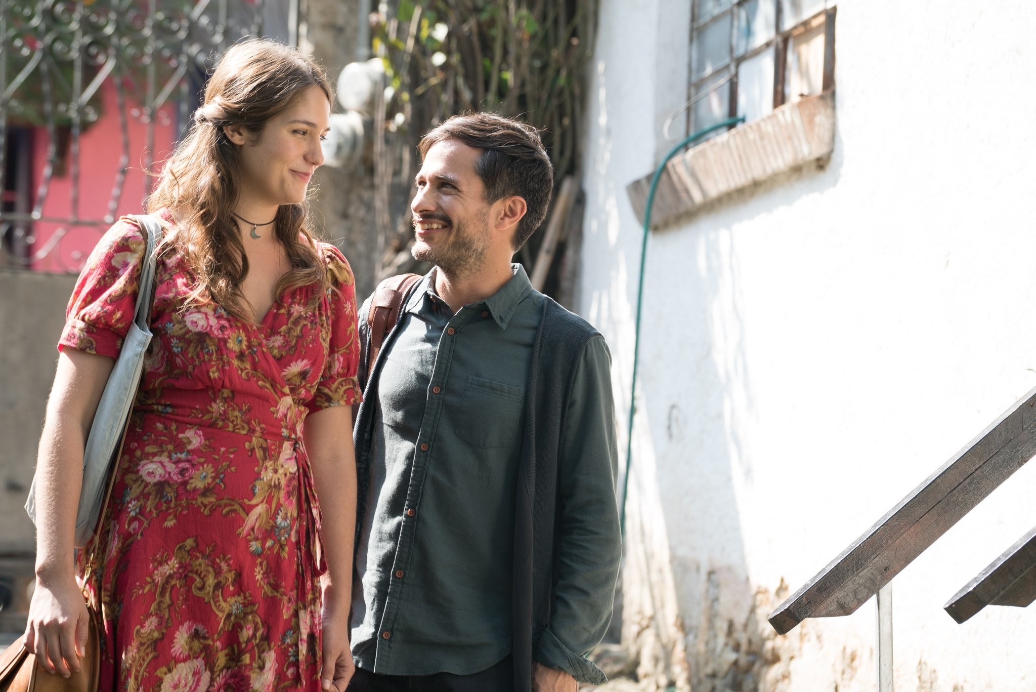 Gael Garc?a Bernal and Lola Kirke in Моцарт в джунглях (2014)