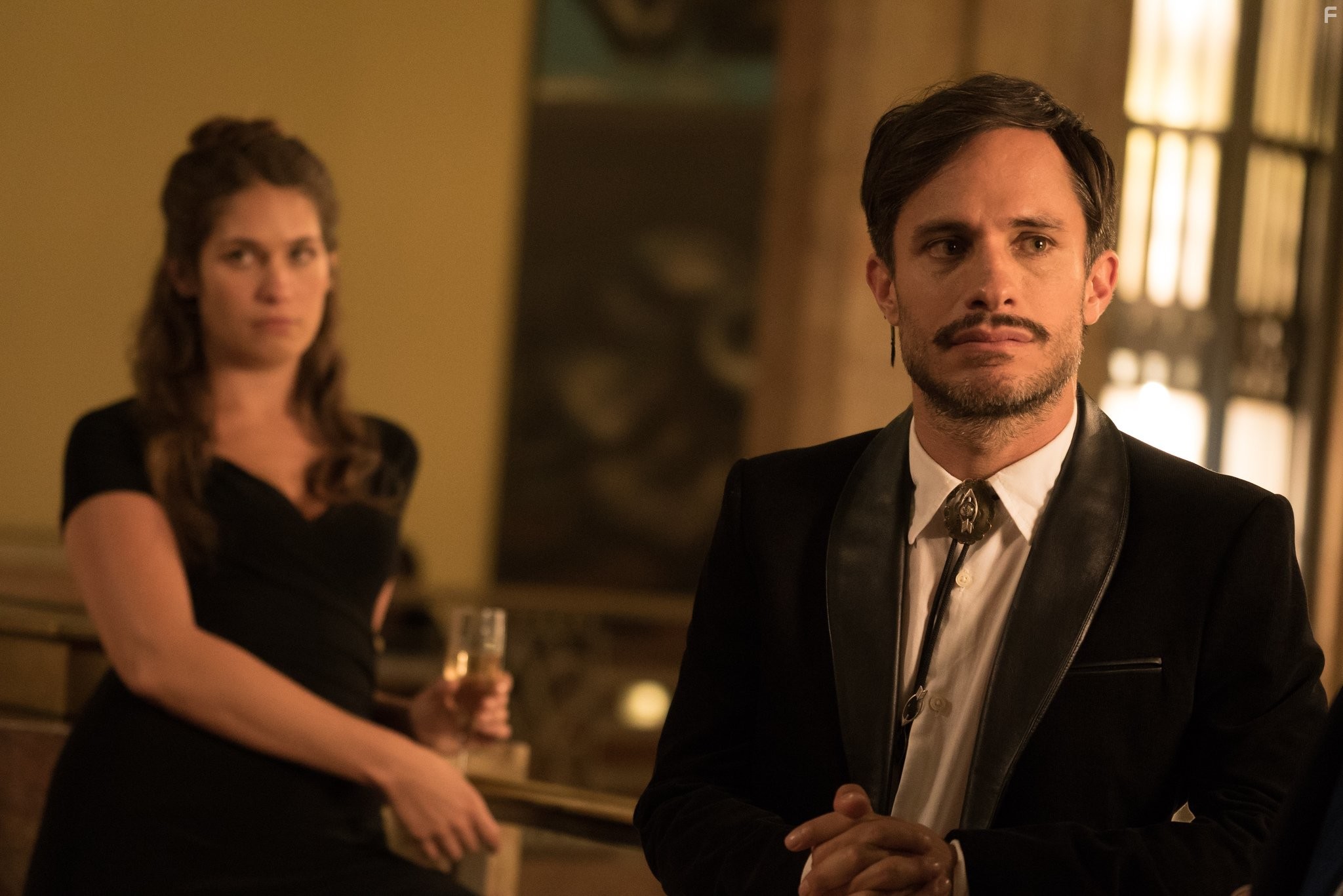 Gael Garc?a Bernal and Lola Kirke in Моцарт в джунглях (2014)