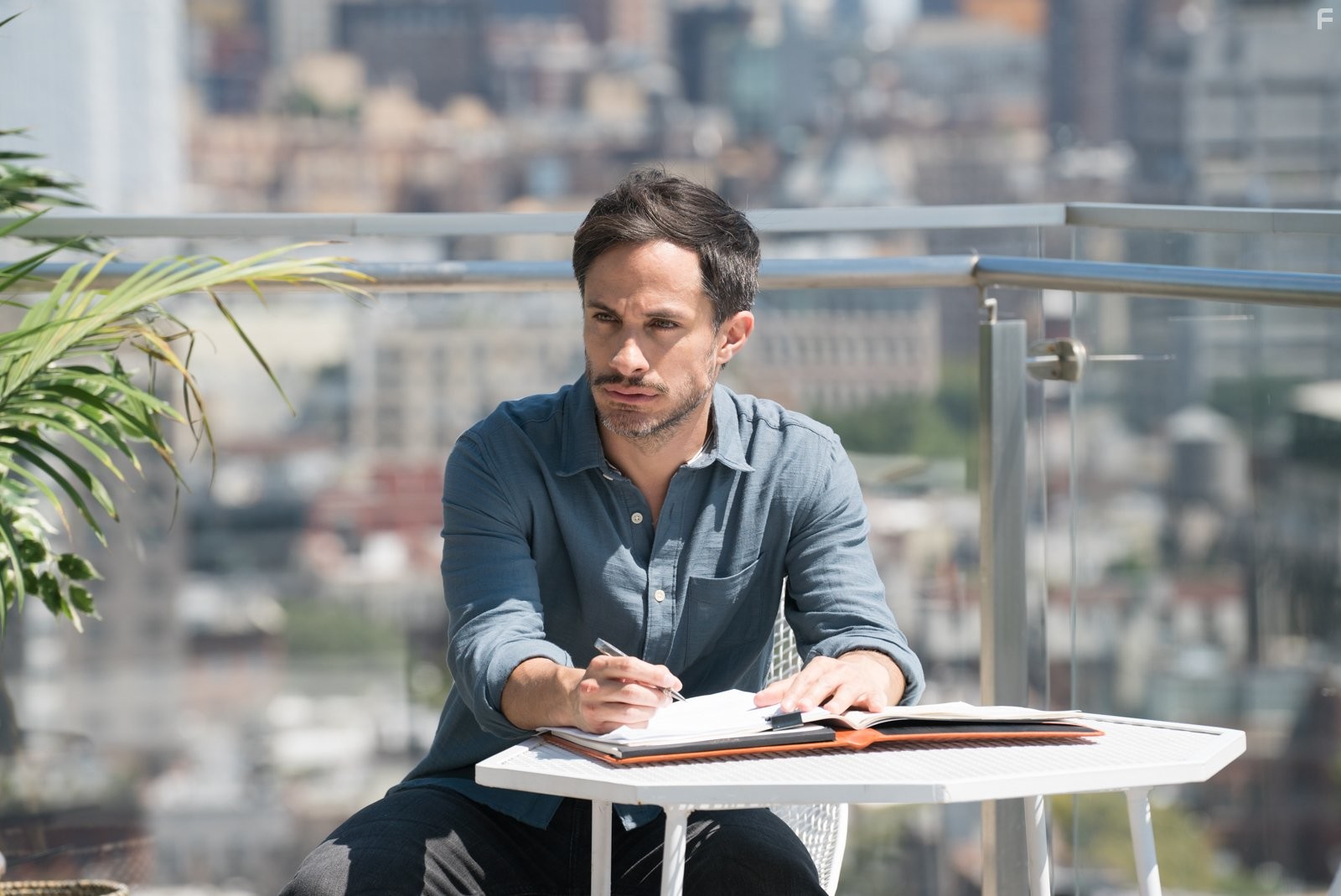 Gael Garc?a Bernal in Моцарт в джунглях (2014)