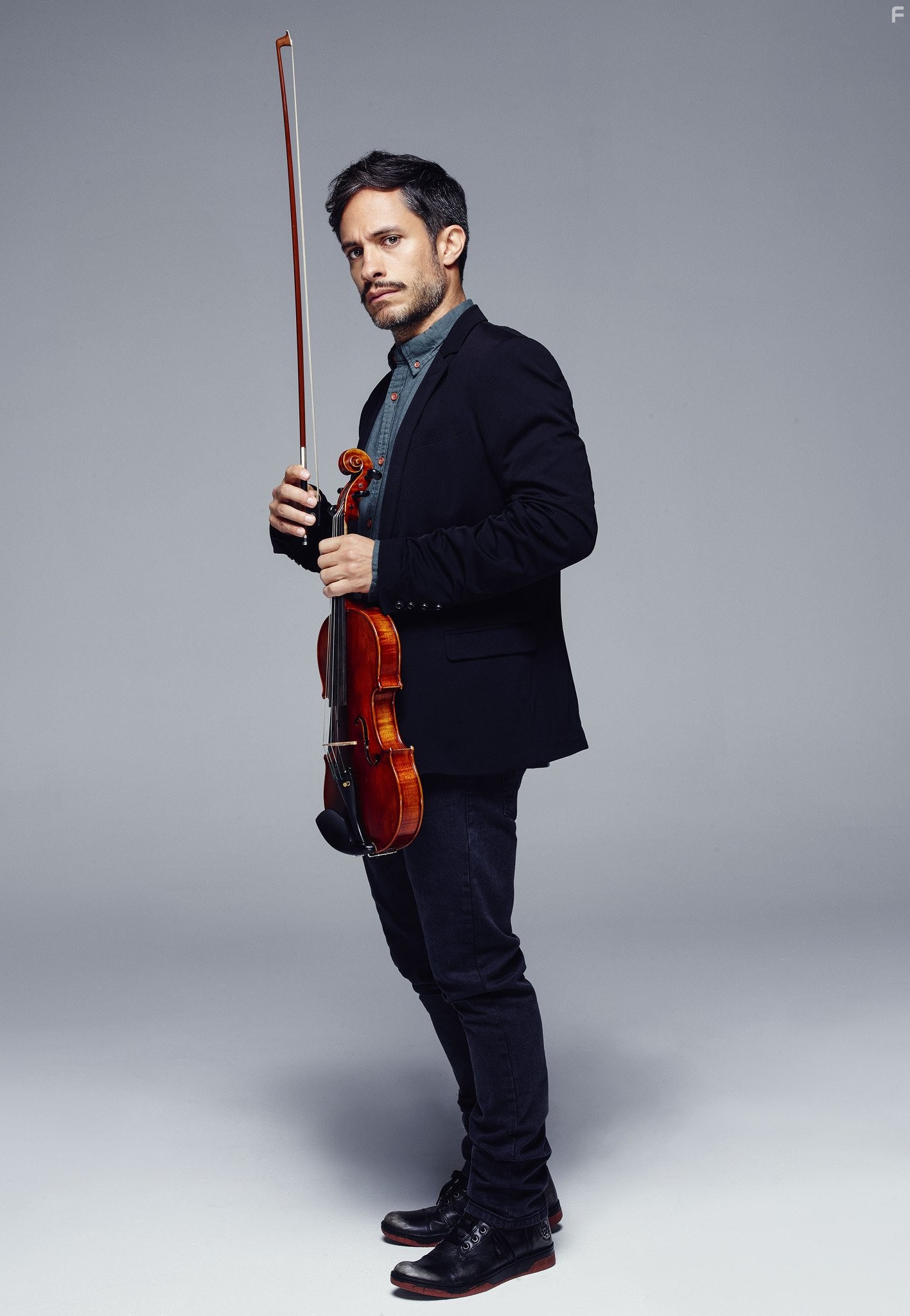 Gael Garc?a Bernal in Моцарт в джунглях (2014)