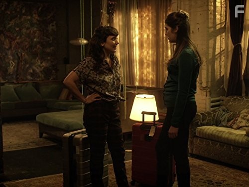 Hannah Dunne and Lola Kirke in Моцарт в джунглях (2014)