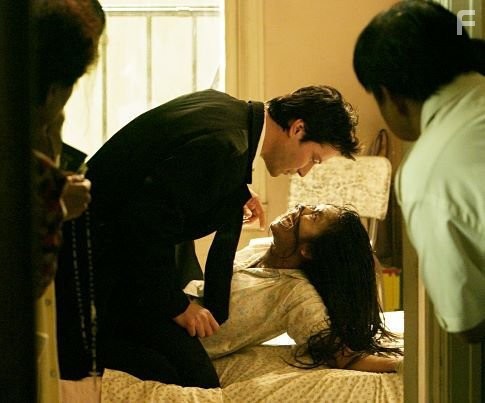 Keanu Reeves and Jhoanna Trias in Константин (2005)