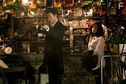 Keanu Reeves and Rachel Weisz in Константин (2005)