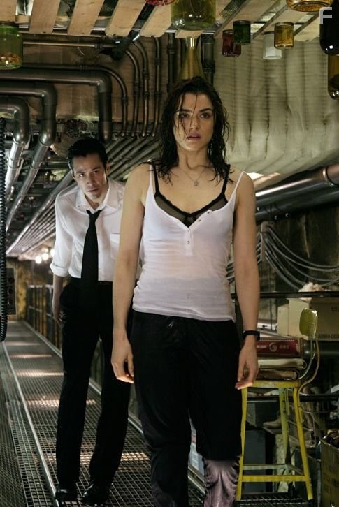 Keanu Reeves and Rachel Weisz in Константин (2005)