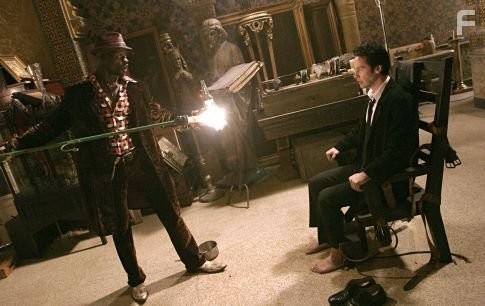 Keanu Reeves and Djimon Hounsou in Константин (2005)