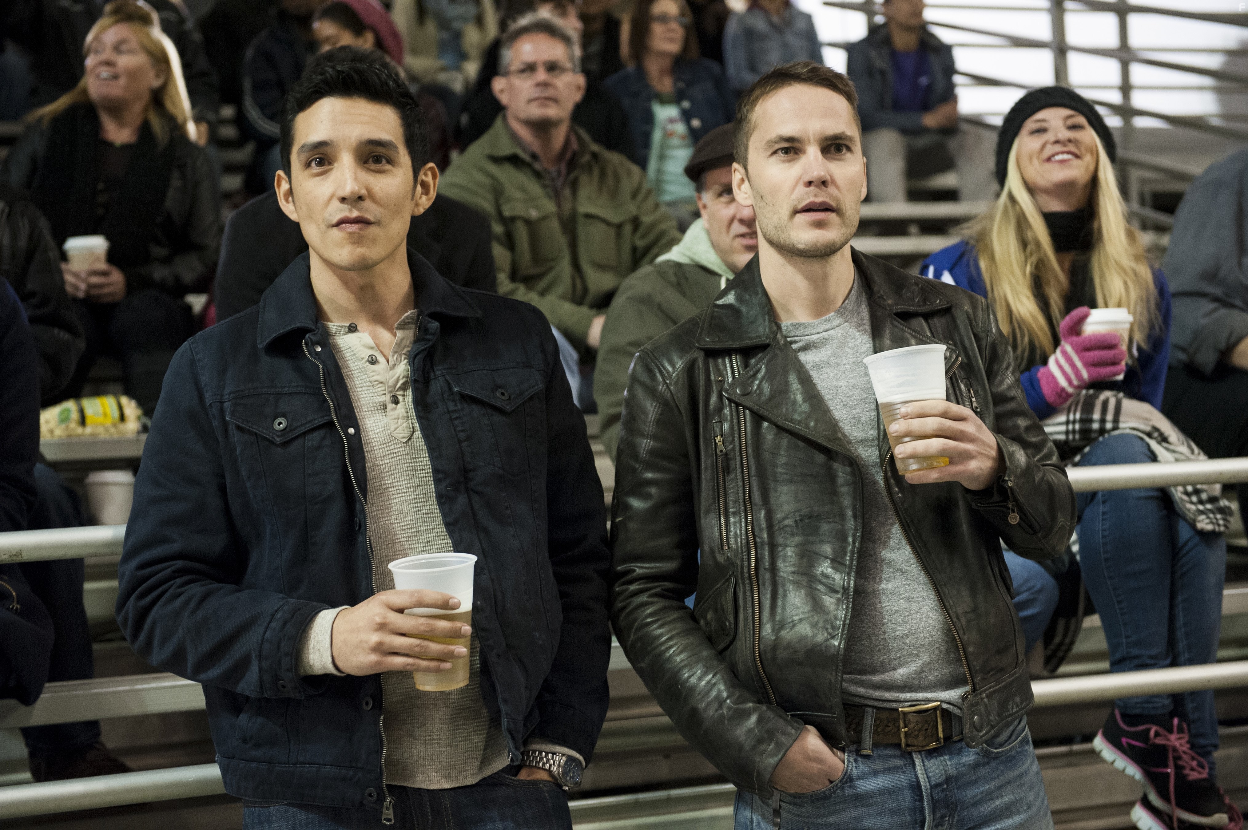 Gabriel Luna and Taylor Kitsch in Настоящий детектив (2014)