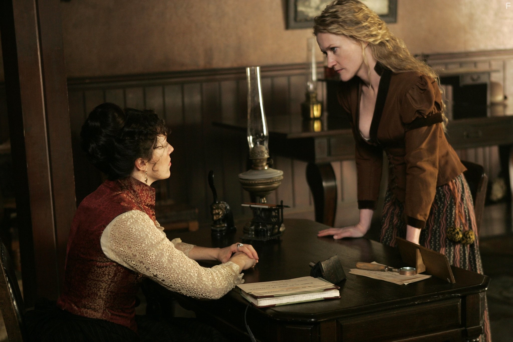 Paula Malcomson and Molly Parker in Дедвуд (2004)
