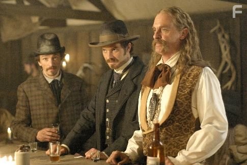 Keith Carradine, John Hawkes, and Timothy Olyphant in Дедвуд (2004)