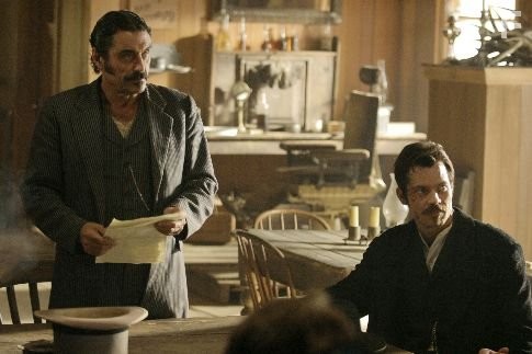Ian McShane and Timothy Olyphant in Дедвуд (2004)