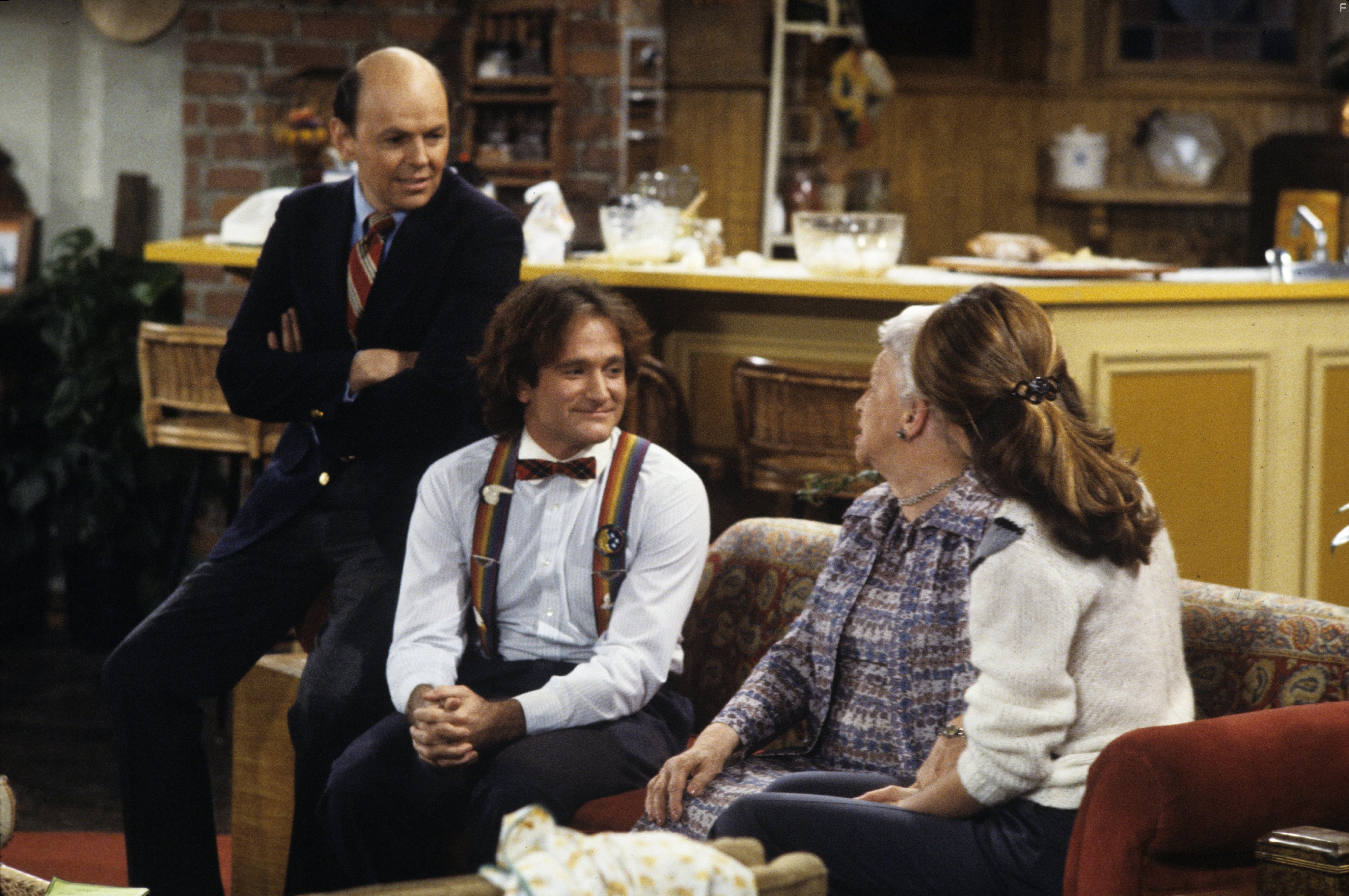 Robin Williams, Pam Dawber, Conrad Janis, and Elizabeth Kerr in Морк и Минди (1978)