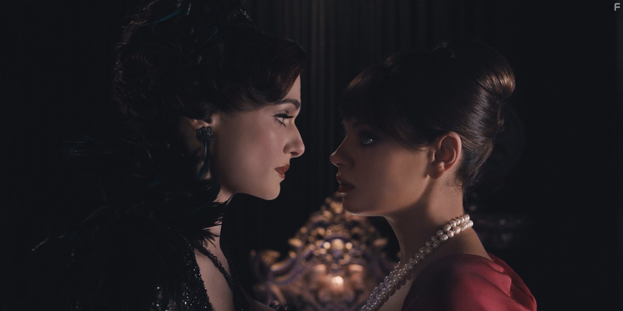 Rachel Weisz and Mila Kunis in Оз: Великий и Ужасный (2013)