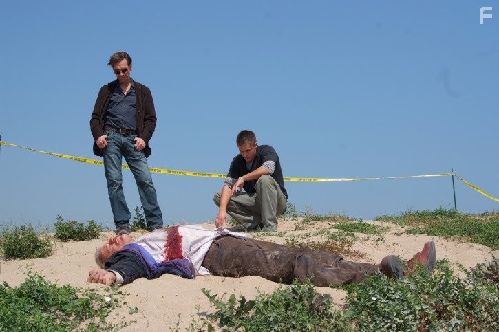 Patrick Swayze and Travis Fimmel in Зверь (2009)