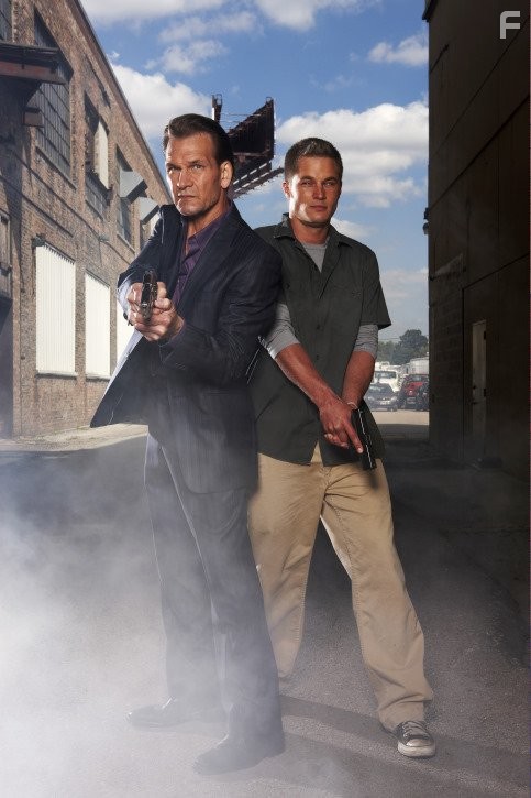 Patrick Swayze and Travis Fimmel in Зверь (2009)