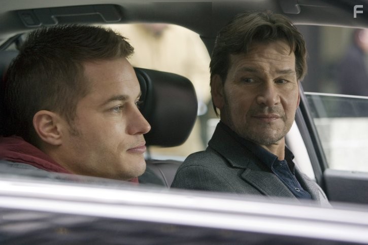 Patrick Swayze and Travis Fimmel in Зверь (2009)