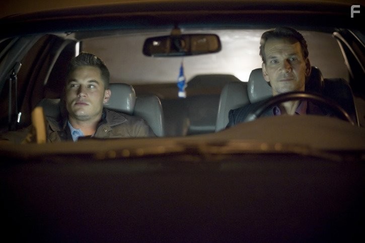 Patrick Swayze and Travis Fimmel in Зверь (2009)