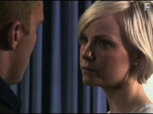 Laura Harris in Мертвая зона (2002)
