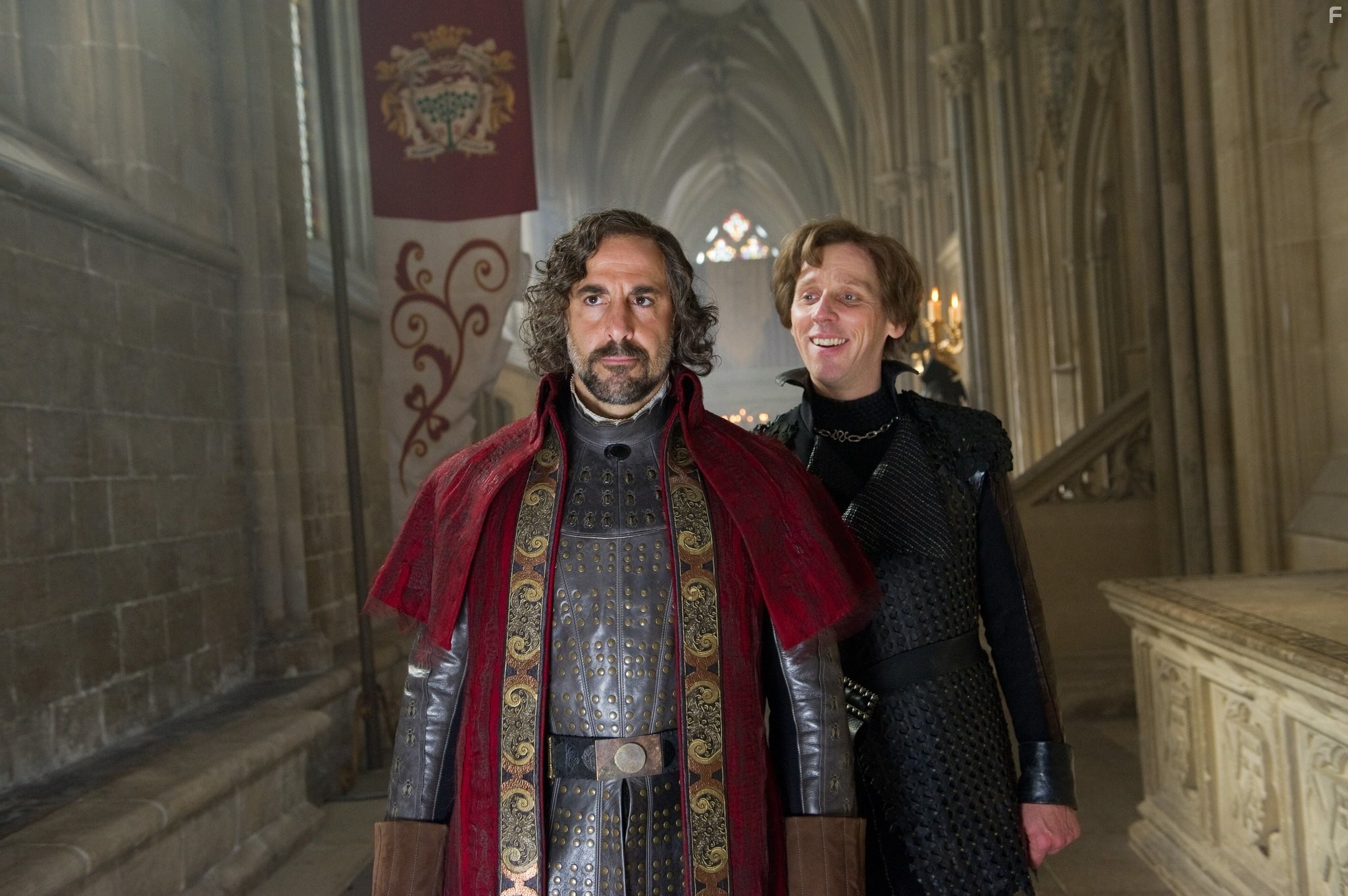 Stanley Tucci and Ewen Bremner in Джек - покоритель великанов (2013)