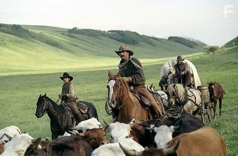 Kevin Costner, Abraham Benrubi, and Diego Luna in Открытый простор (2003)